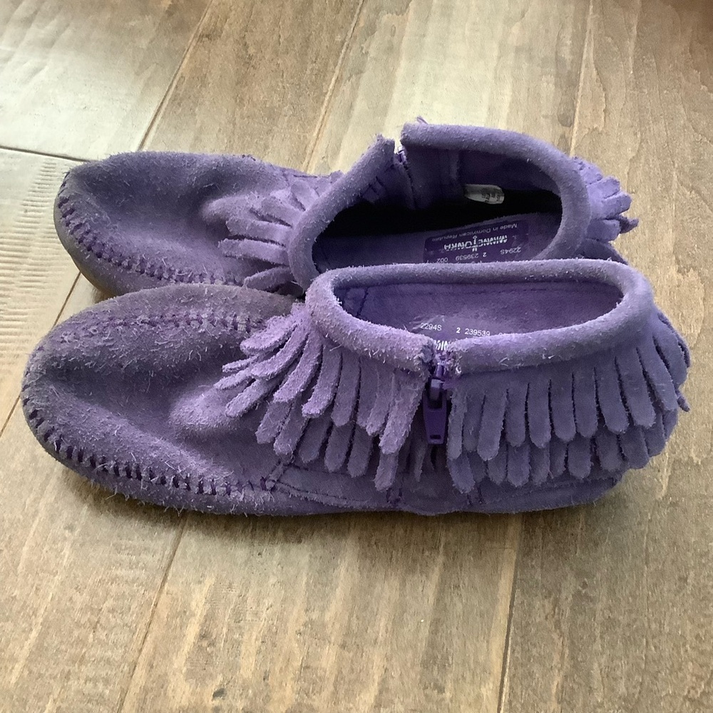 Minnetonka Women’s Moccasins in Vibrant Purple, 2